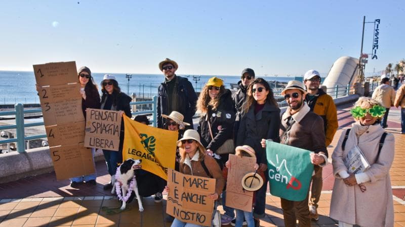 Spiagge libere, gli attivisti del mare per tutti: “La Liguria non rispetta le leggi e i diritti dei cittadini”